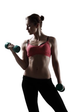 Spor kadın dumbbells ile egzersiz yaparak
