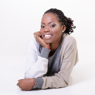 Güzel genç Afrikalı kadın.