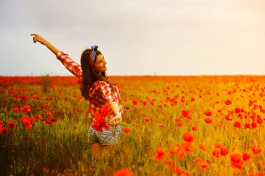 haşhaş sahasında dans kadın