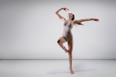 Güzel kız dans ediyor