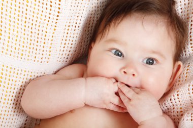 gülümseyen şirin komik bebek