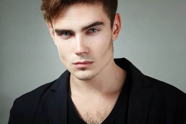 yakışıklı genç yüzü tatlı