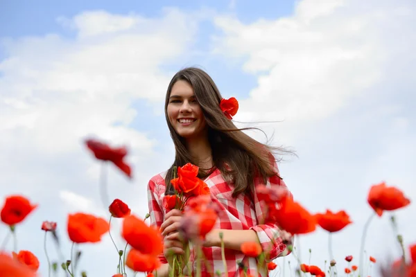 Femme sur champ de pavot — Photo