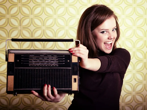 Γυναίκα με vintage ραδιόφωνο — Φωτογραφία Αρχείου