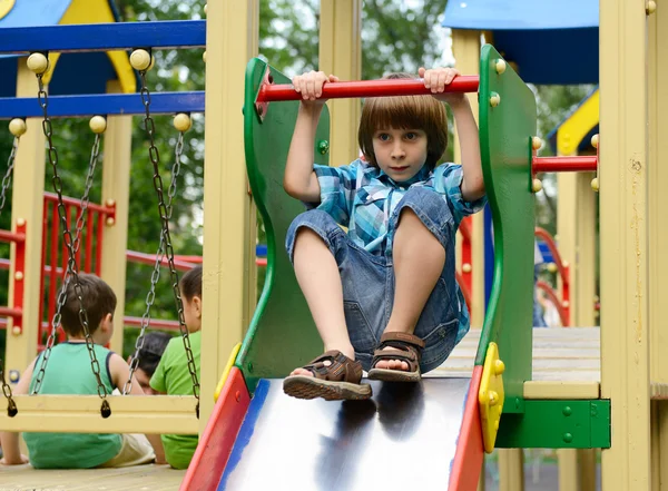 Kinderen spelen op de speelplaats — Stockfoto