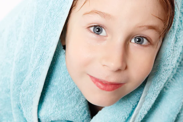 Petit garçon après la douche avec serviette de bain — Photo