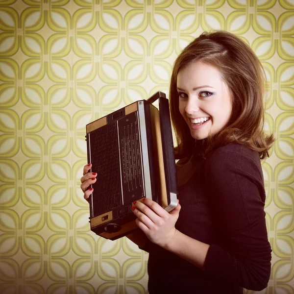 Mulher com rádio vintage — Fotografia de Stock