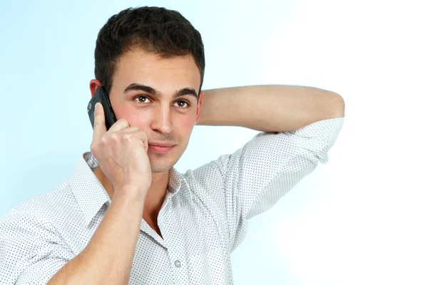 Человек наслаждается разговором с сотовым телефоном — стоковое фото