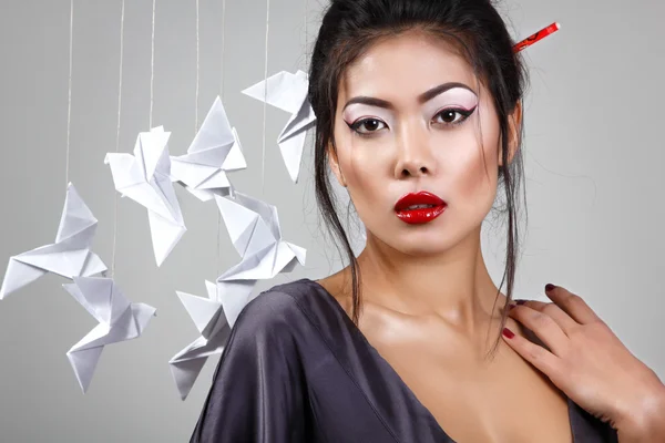 Asyalı kadın ile origami kağıt güvercinler — Stok fotoğraf