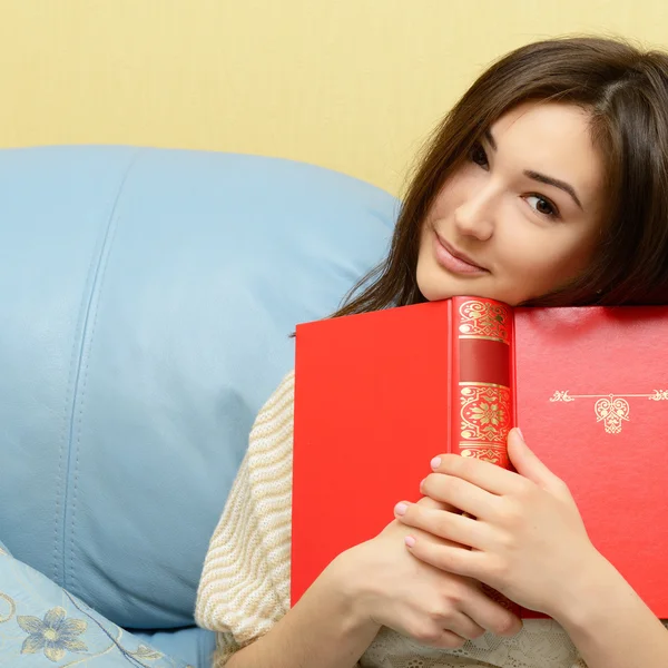 Menina leitura livro — Fotografia de Stock