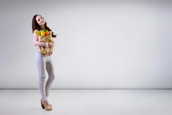 Menina segurando saco de comida — Fotografia de Stock