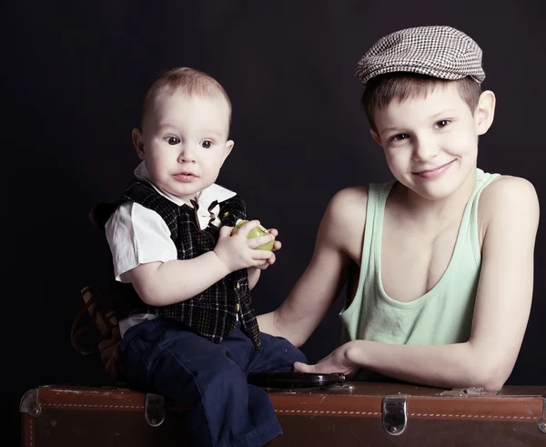 Junge und kleiner Bruder — Stockfoto