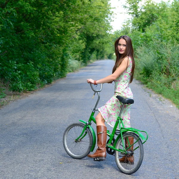 Chica en bicicleta retro — Foto de Stock