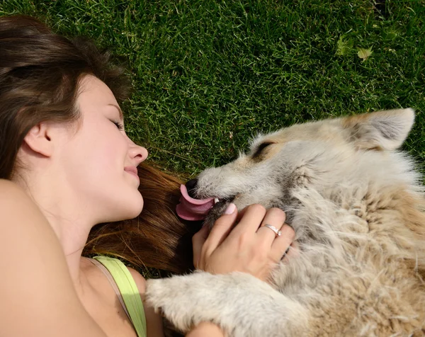 Meisje met hond — Stockfoto