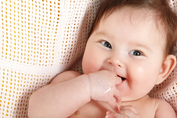 Schattige baby zuigen vingers als een fluitjes — Stockfoto