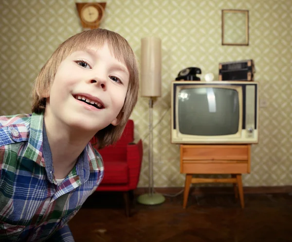 Kleine jongen in vintage kamer — Stockfoto