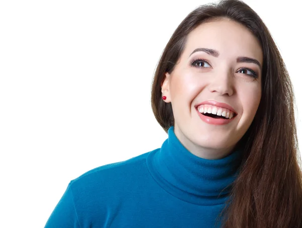Ung kvinna ler och tittar upp — Stockfoto