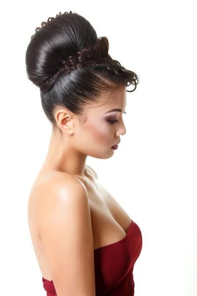 Femme avec coiffure et robe bordeaux — Photo