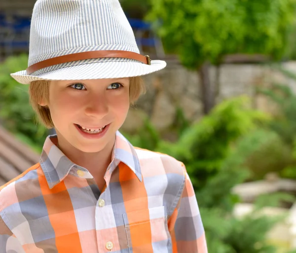 Kleine jongen in hoed — Stockfoto