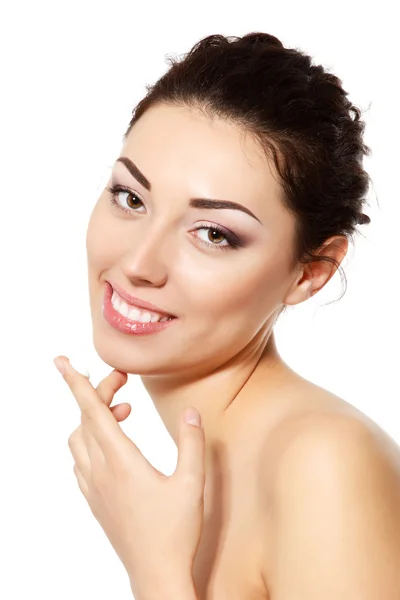 Giovane donna che applica la crema sul viso — Foto Stock