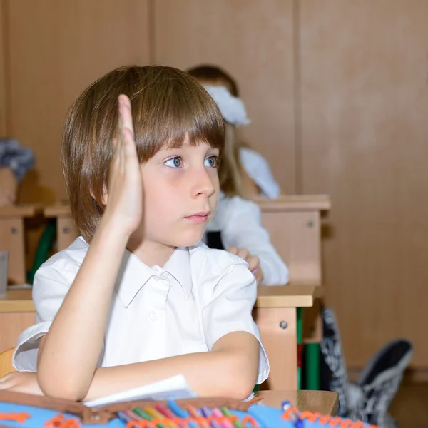 Skolpojke i skolan — Stockfoto