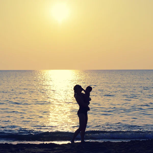 Mamma e bambino in mare — Foto Stock