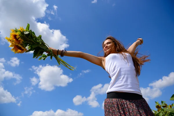 Mujer disfrutando del verano — Foto de Stock