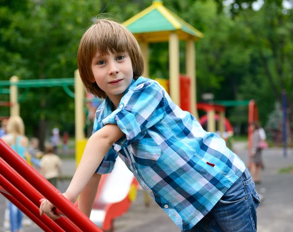 Rapaz a brincar no parque infantil — Fotografia de Stock