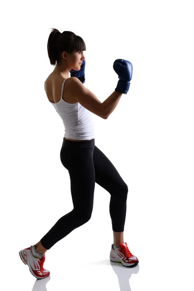 Mujer en guantes de boxeo — Foto de Stock