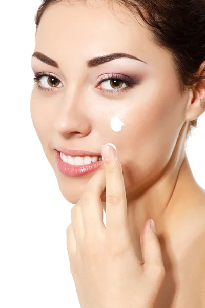 Woman applying ceam on face — Stock Photo, Image