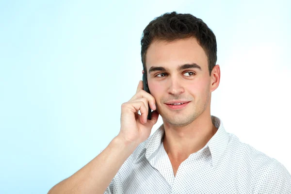 Hombre disfrutando de una conversación con el teléfono celular — Foto de Stock