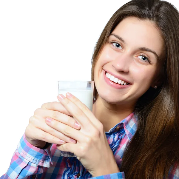 Frau trinkt Milch — Stockfoto