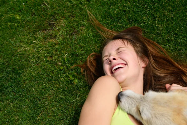 Mädchen mit Hund — Stockfoto