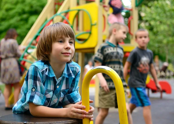 Kinderen spelen op de speelplaats — Stockfoto