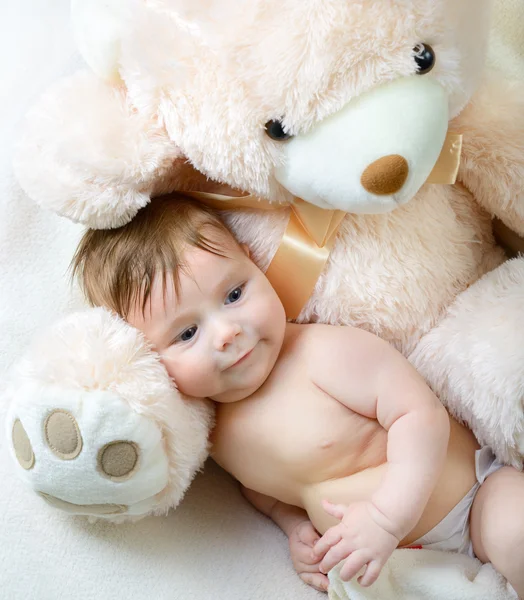 Menino infantil com grande urso de brinquedo — Fotografia de Stock