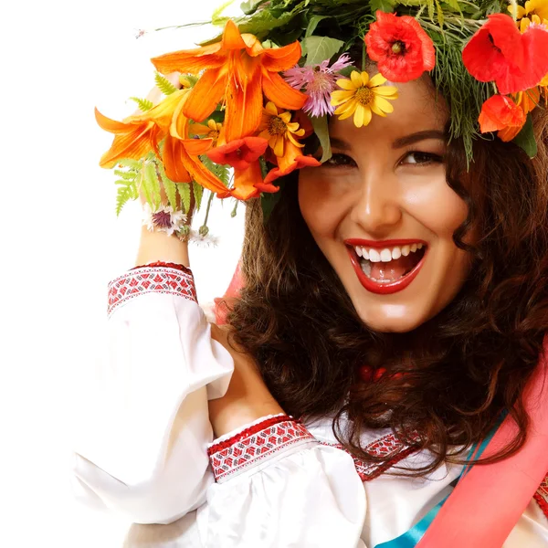 Oekraïense vrouw in garland van bloemen — Stockfoto