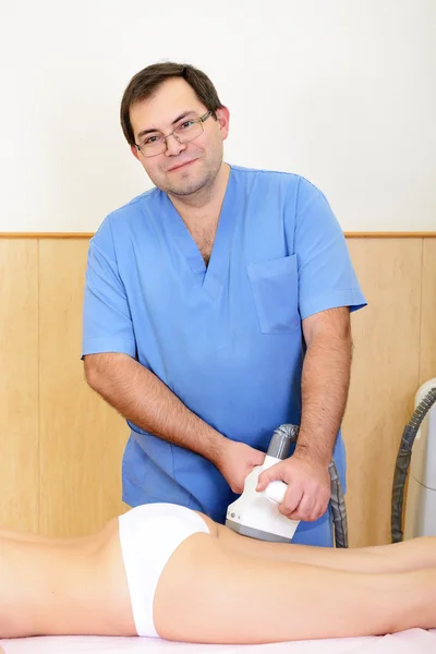 Vrouw krijgt van anticellulite therapie — Stockfoto