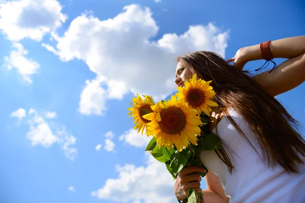 Mujer disfrutando del verano —  Fotos de Stock