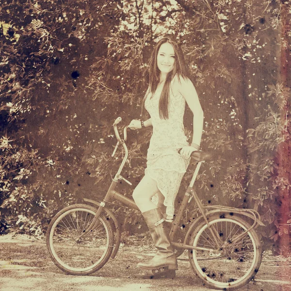 Mujer con bicicleta retro  , — Foto de Stock
