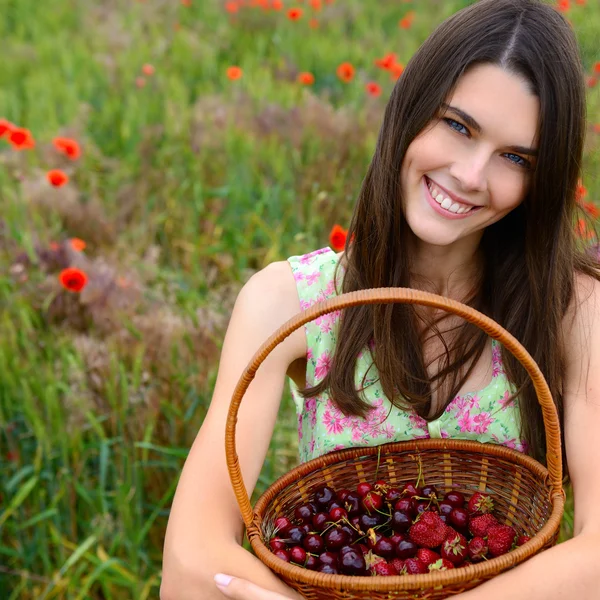 Vrouw bedrijf mand — Stockfoto