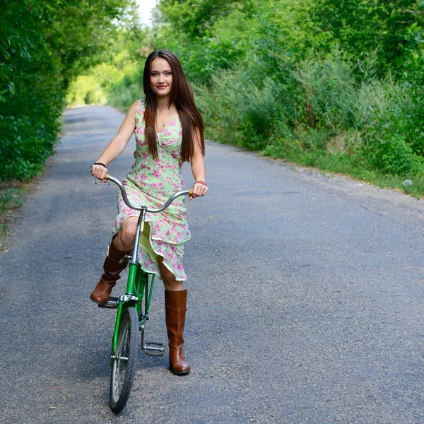 Mujer con bicicleta retro — Foto de Stock