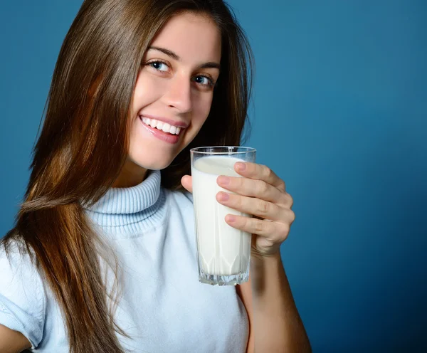 Girl drinking water — Stock Photo, Image