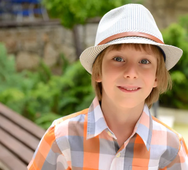 Kleine jongen in hoed — Stockfoto