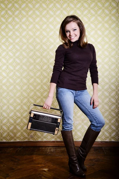 Mulher com rádio vintage — Fotografia de Stock