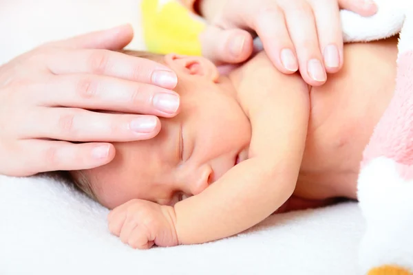 Pasgeboren baby met Moederdag handen — Stockfoto