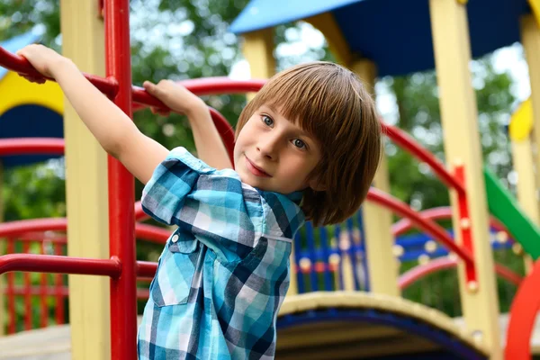 Junge spielt auf Spielplatz — Stockfoto