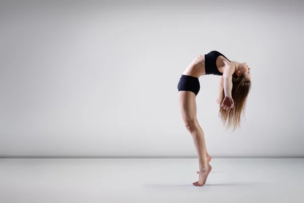 Beautiful   girl dancing — Stock Photo, Image