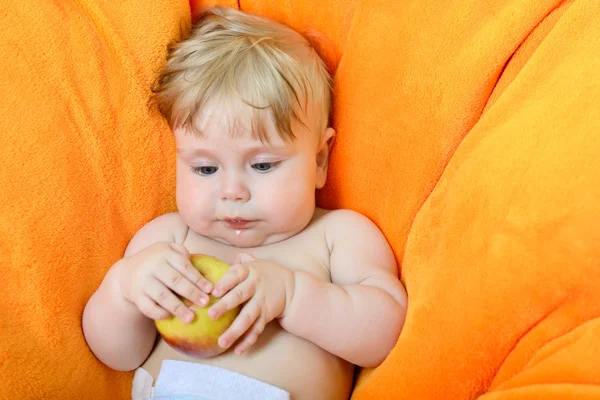 Petit garçon mangeant de la pomme — Photo