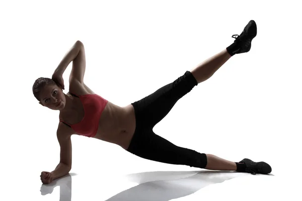 体育锻炼腹部和腿部的女人 — 图库照片