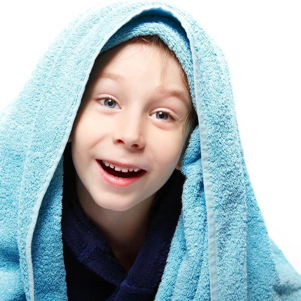 Petit garçon après la douche avec serviette de bain — Photo